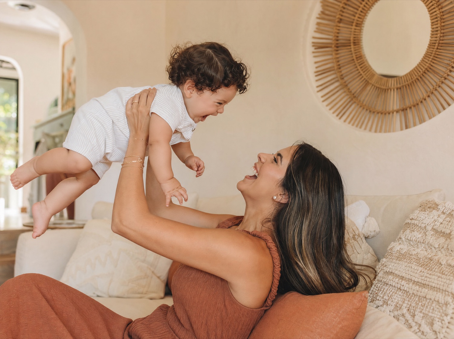 Mamá hispana con energía cargando a su bebé